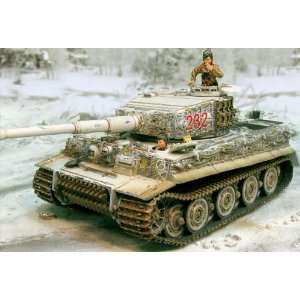  Tiger Tank Winter with 2 Figures: Toys & Games