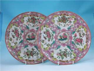 NICE PAIR 19TH C CHINESE EXPORT FAMILLE ROSE PLATES W/ UNUSUAL ROSE 