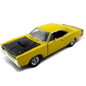    Diecast Car Model 1/24 Motormax Yellow Die Cast Car: Toys & Games