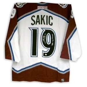  Joe Sakic Signed 96/01 Cup Auth. White Jersey Sports 