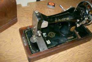 Antique Portable Electric Singer Sewing Machine With Wooden Case 