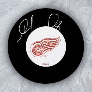  IGOR LARIONOV Detroit Red Wings SIGNED Hockey Puck Sports 
