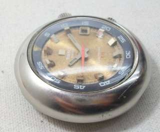 Gold color shadow dial with date indicator.